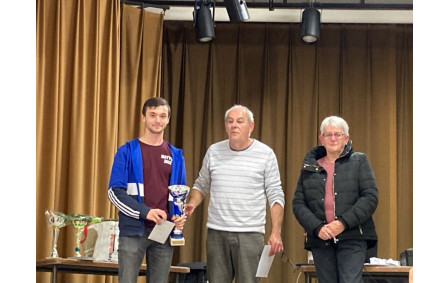 Remise de prix à Matteo 1er du tournoi